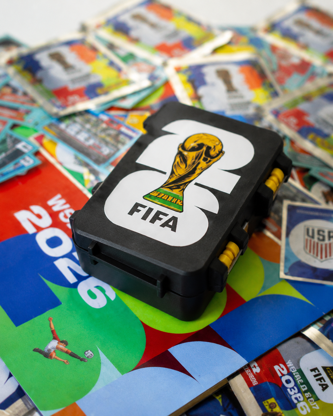 Estuche Porta Estampas Mundial 2026 Negro con Rojo